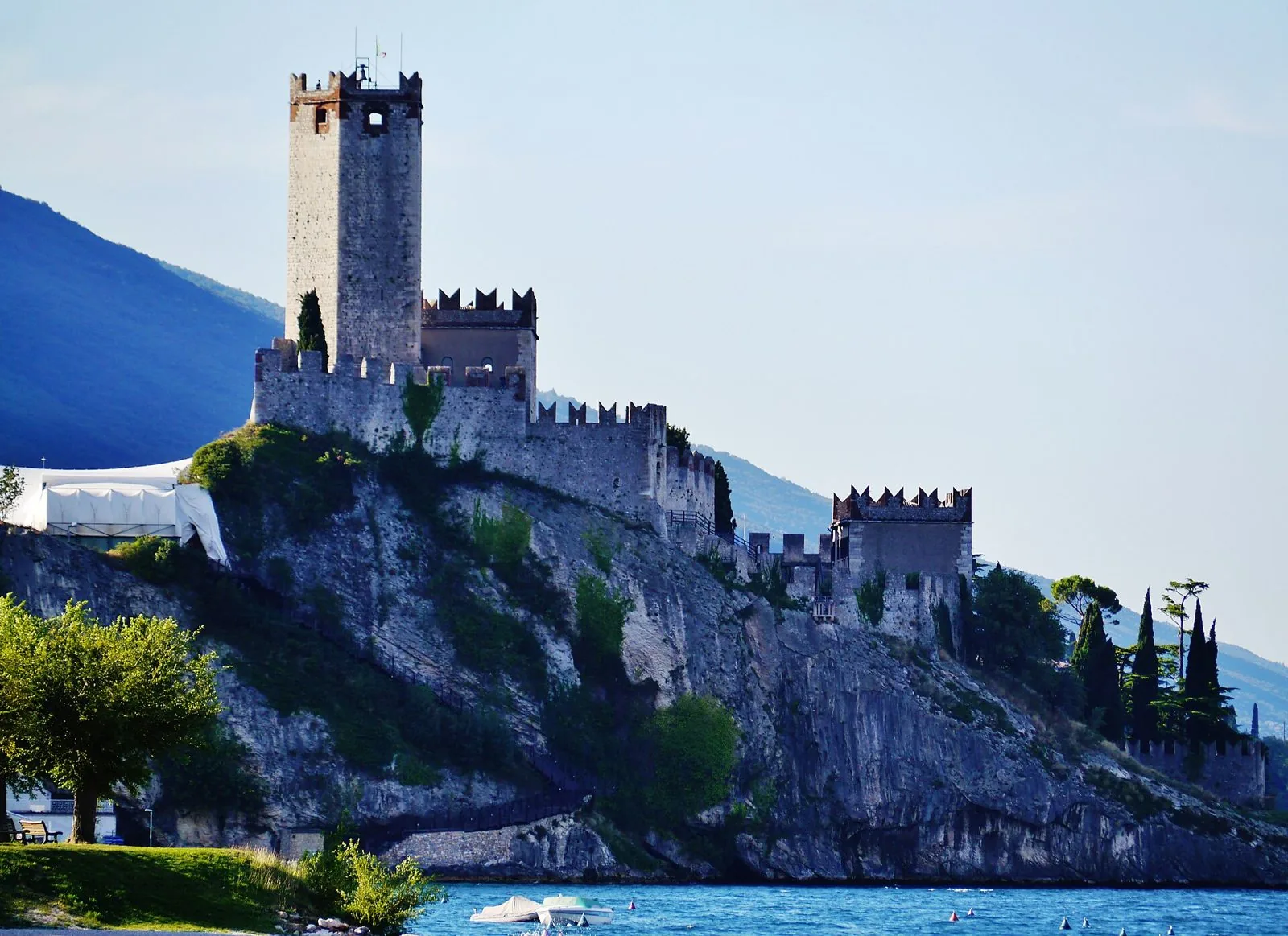 Il Castello Scaligero di Malcesine con la torre sulla roccia a picco sul lago