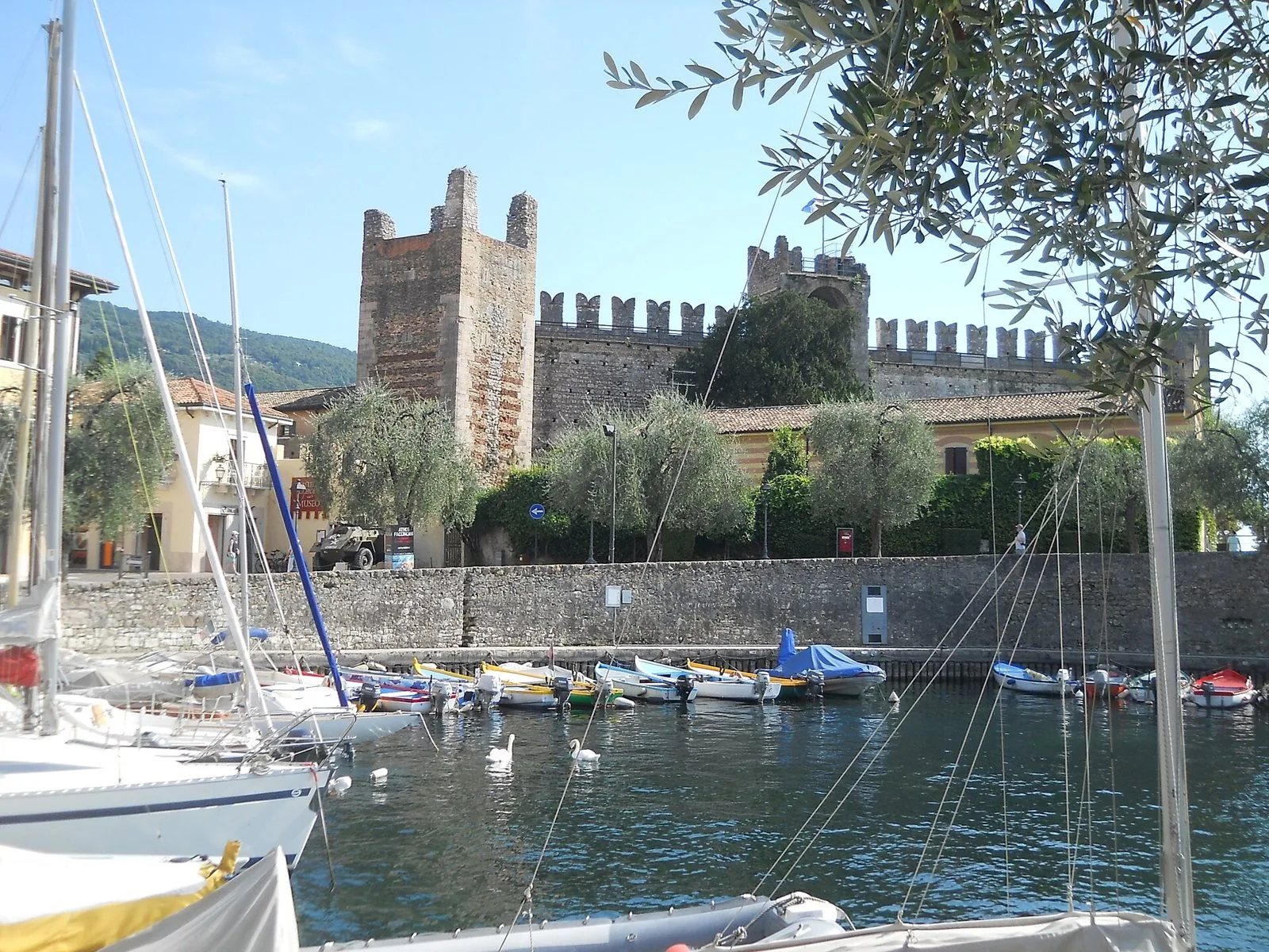Il porto di Torri del Benaco con le barche ormeggiate e il Castello Scaligero merlato sullo sfondo