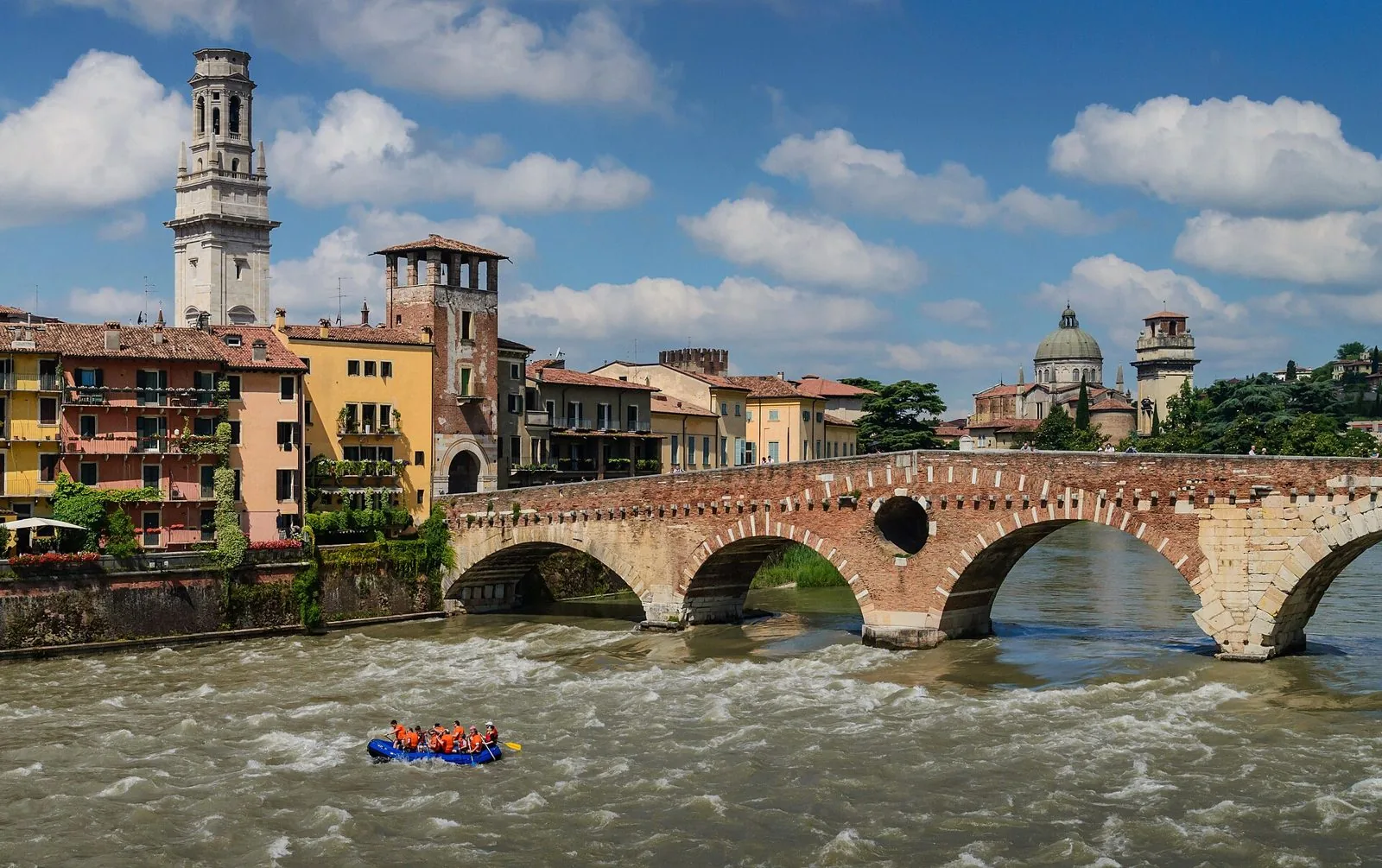 Il Ponte Pietra sull'Adige a Verona con il campanile del Duomo e la chiesa di San Giorgio in Braida